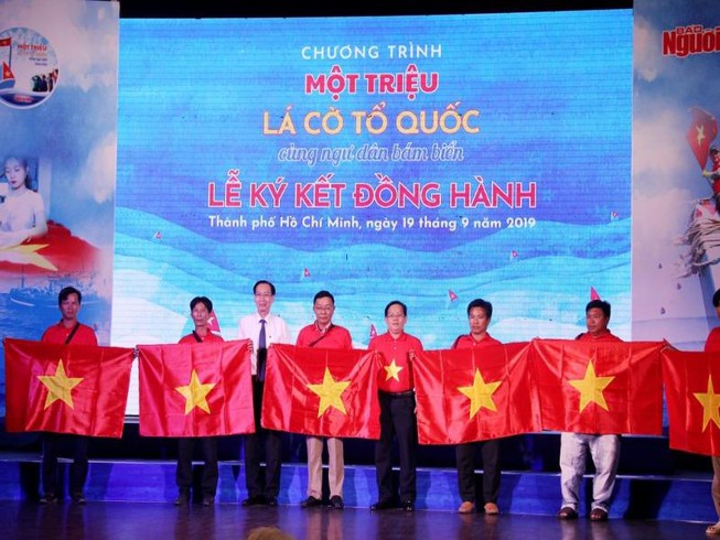 Trao cờ Tổ quốc đồng hành cùng ngư dân vươn khơi bám biển